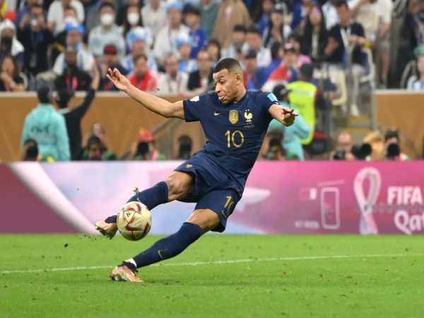 Bạn có biết Kylian Mbappe thuận chân nào không?