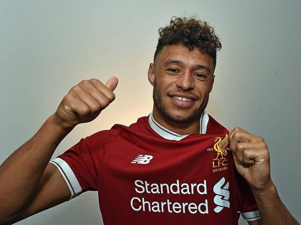 BĐQT 15/7: Oxlade-Chamberlain sẵn sàng tái xuất Ngoại hạng Anh