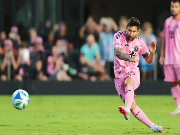 Khoảnh khắc đáng nhớ từ cú sút phạt của Messi