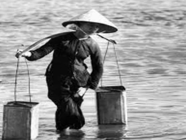 Nằm mơ thấy gánh nước về nhà