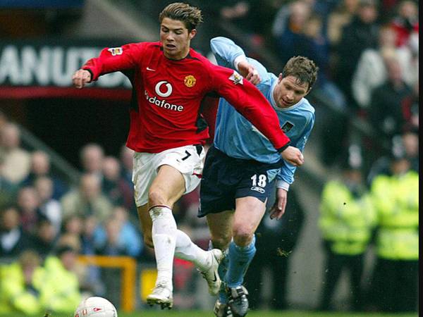 Cristiano Ronaldo từng là tiền vệ cánh trái xuất sắc tại MU